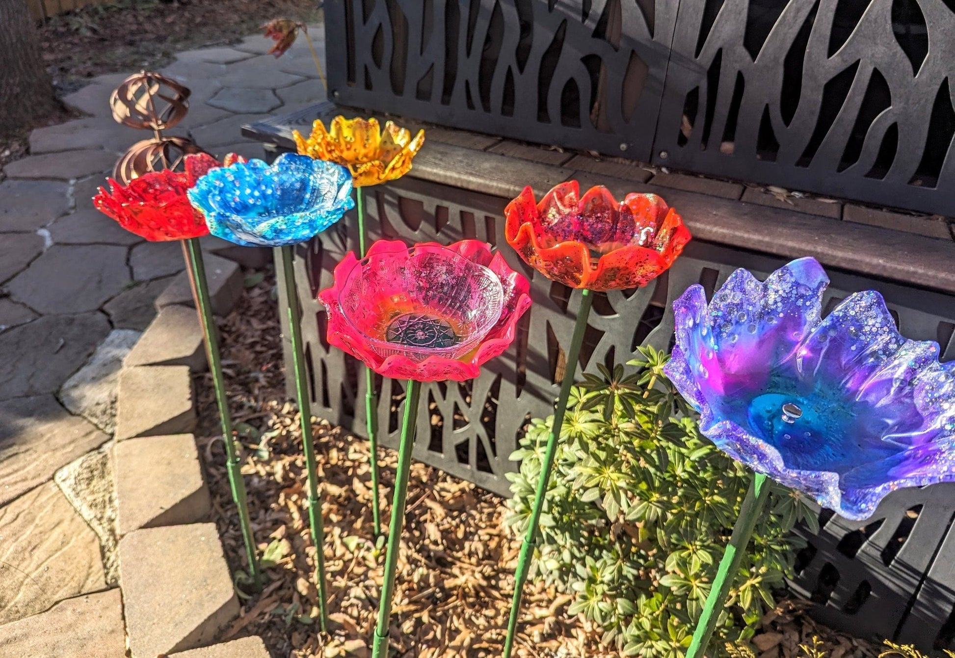 Flower Shape Bird Feeder — Handmade Resin Bee Watering Station - BIRDLOVER